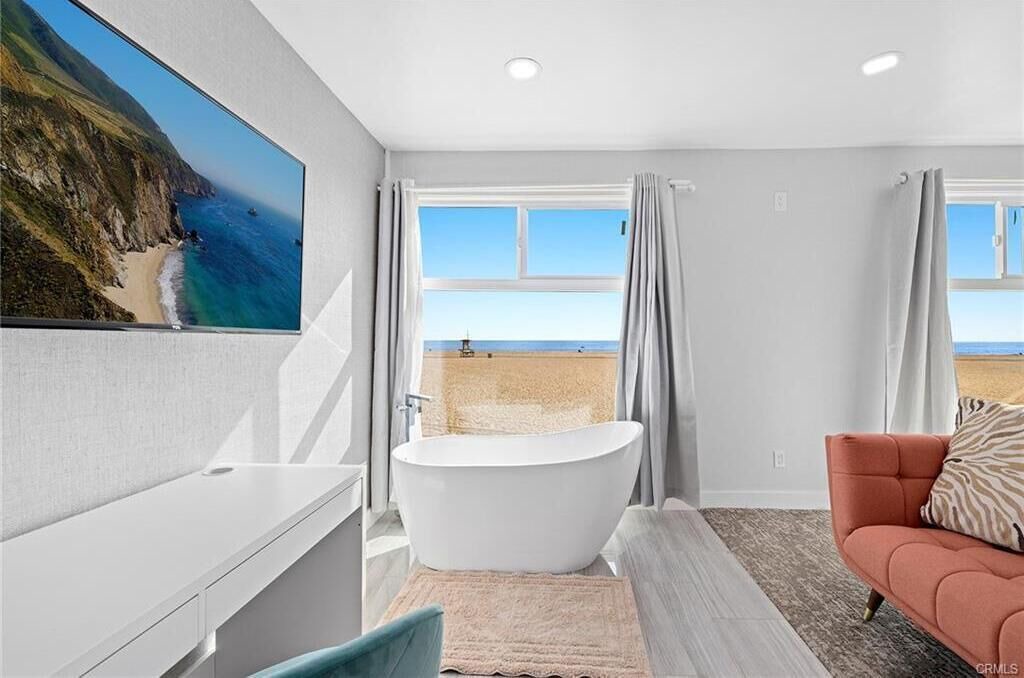 Photo of Livingroom in Balboa Peninsula