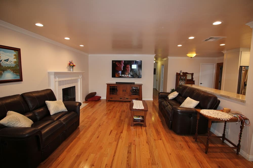 Photo of Livingroom in Fountain Valley