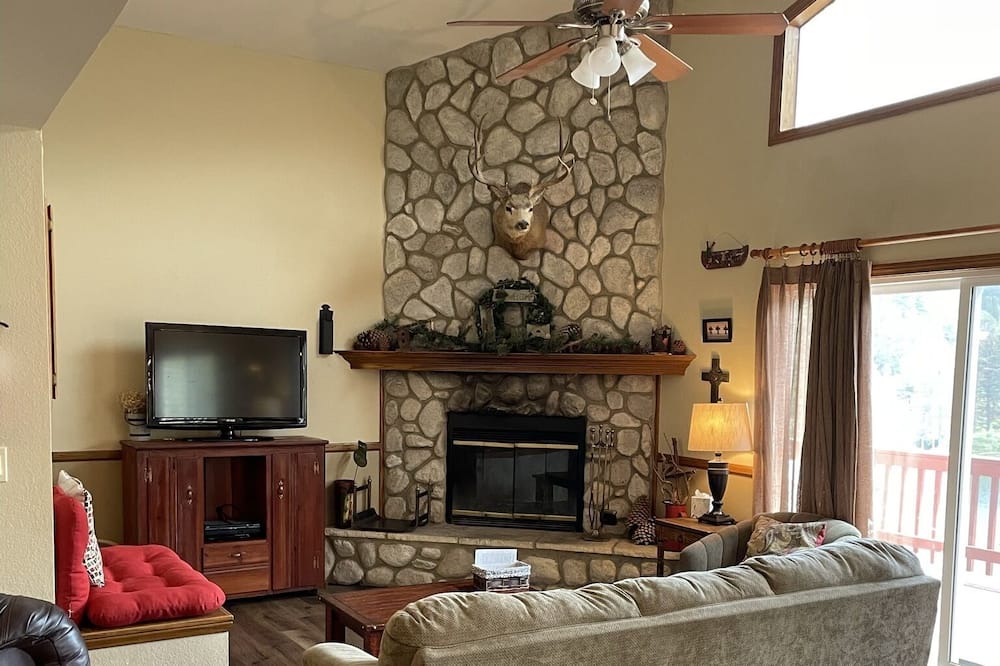 Photo of Livingroom in Crestline