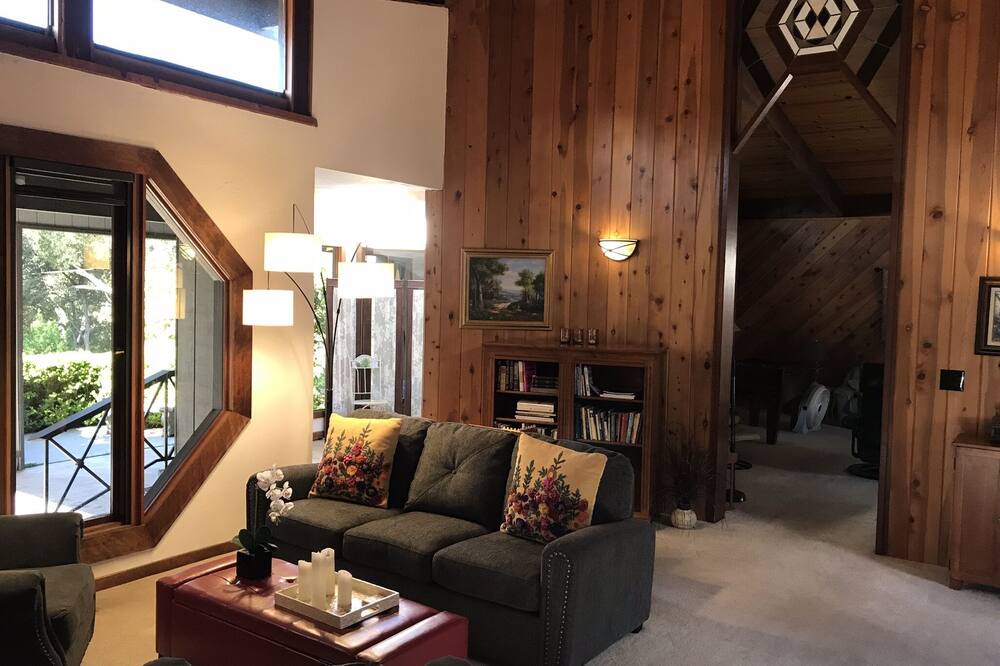 Photo of Livingroom in Mission Canyon