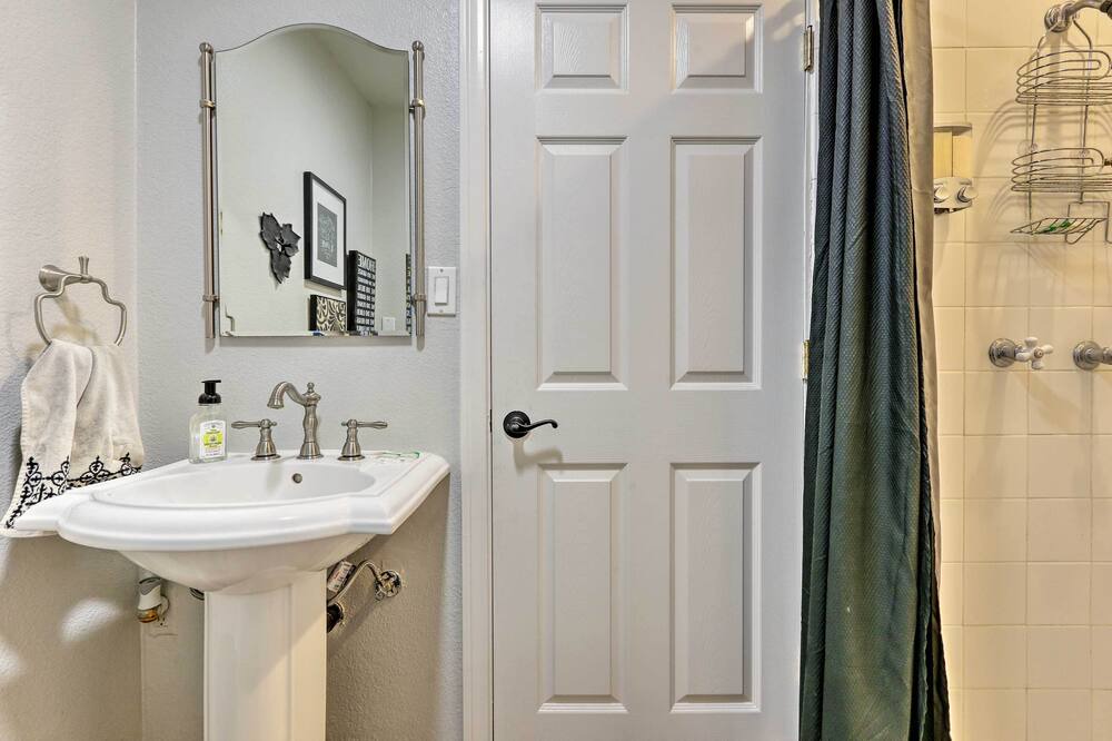 Photo of Bathroom in Lincoln Acres