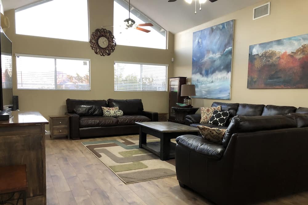 Photo of Livingroom in Daggett