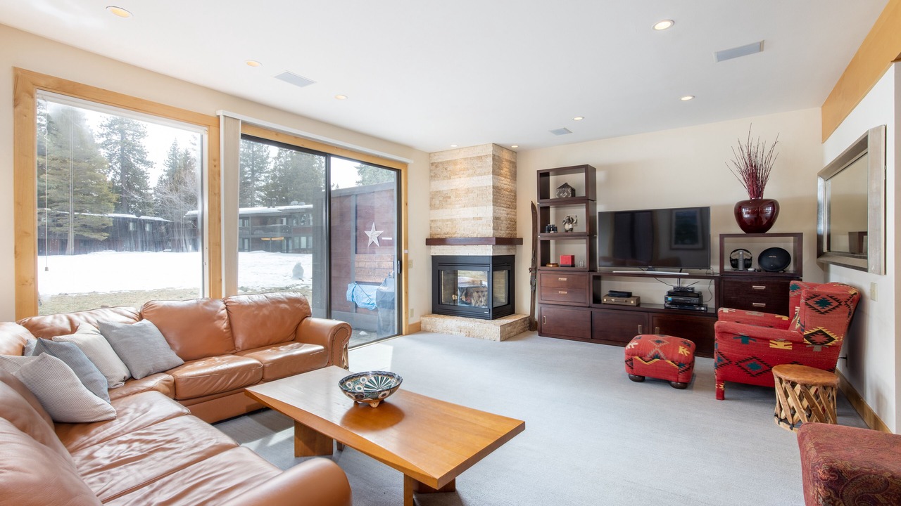 Photo of Livingroom in Tahoe Tavern