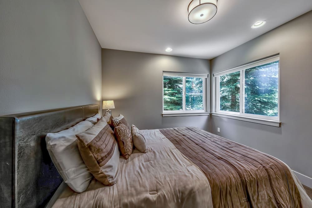 Photo of Bedroom in Country Club Estates