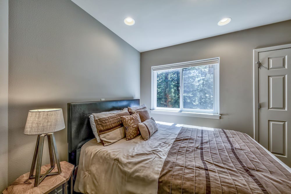 Photo of Bedroom in Country Club Estates