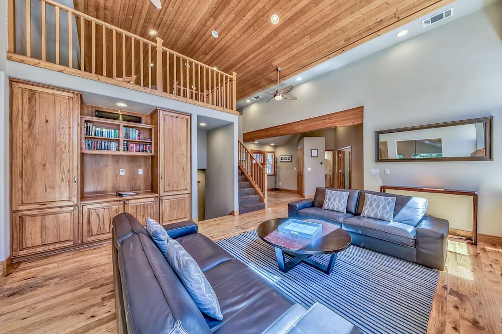 Photo of Bedroom in Country Club Estates
