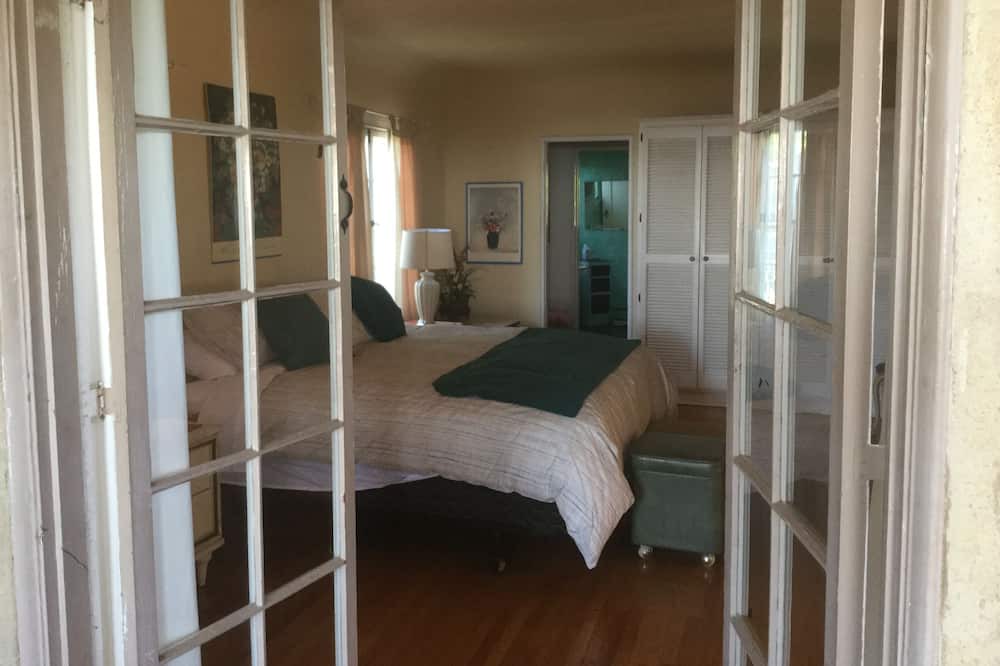 Photo of Bedroom in Los Feliz