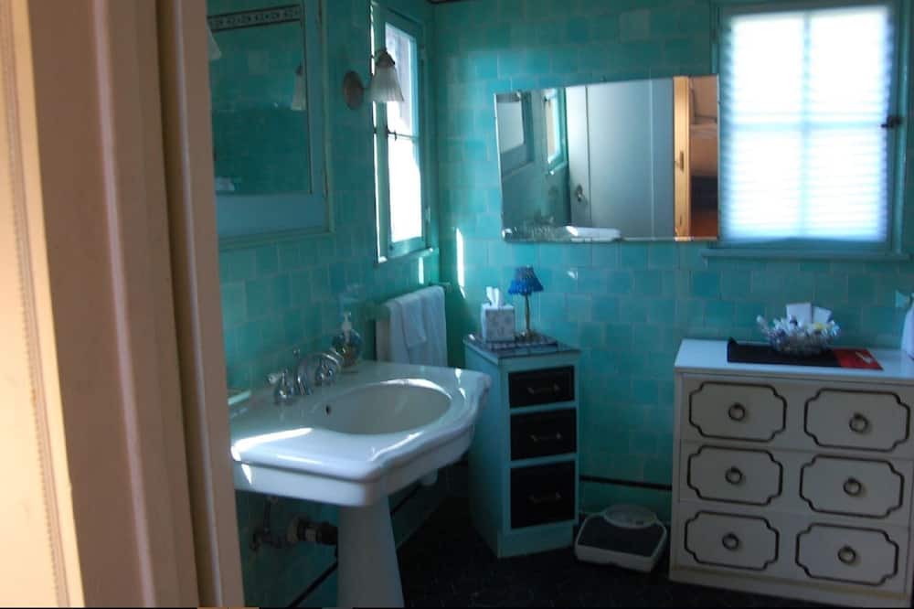 Photo of Bathroom in Los Feliz