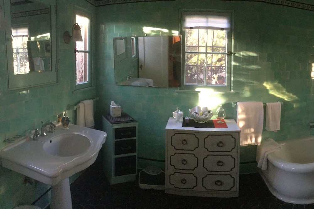 Photo of Bathroom in Los Feliz