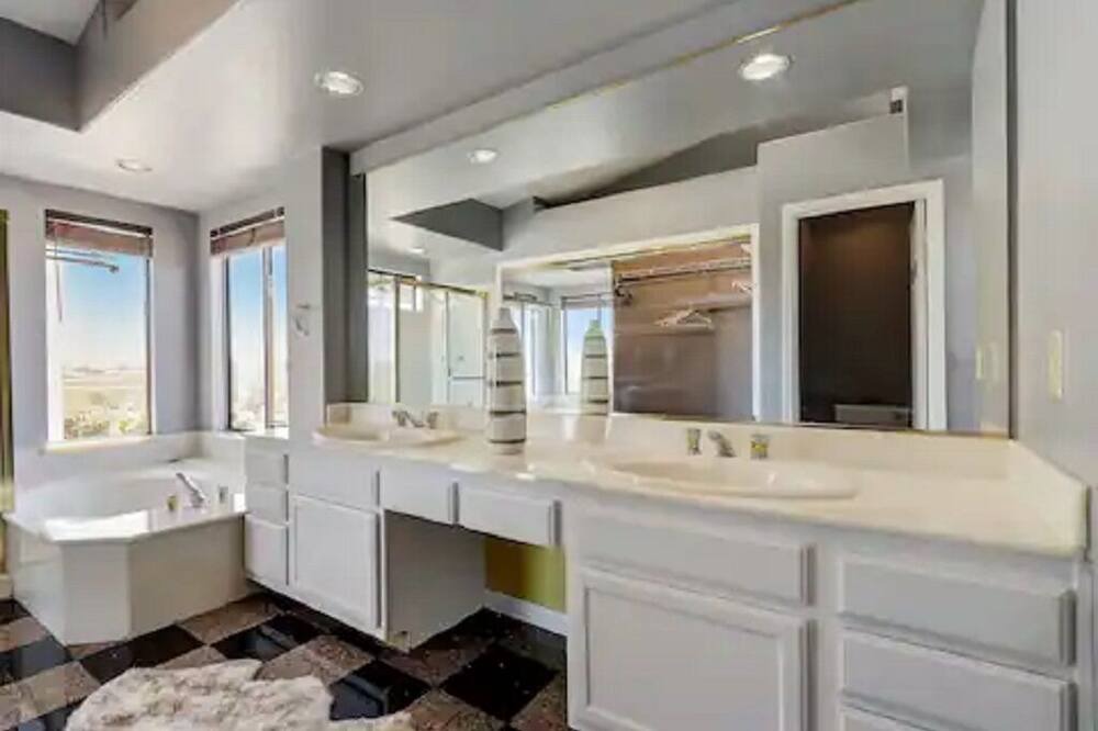 Photo of Bathroom in Union City