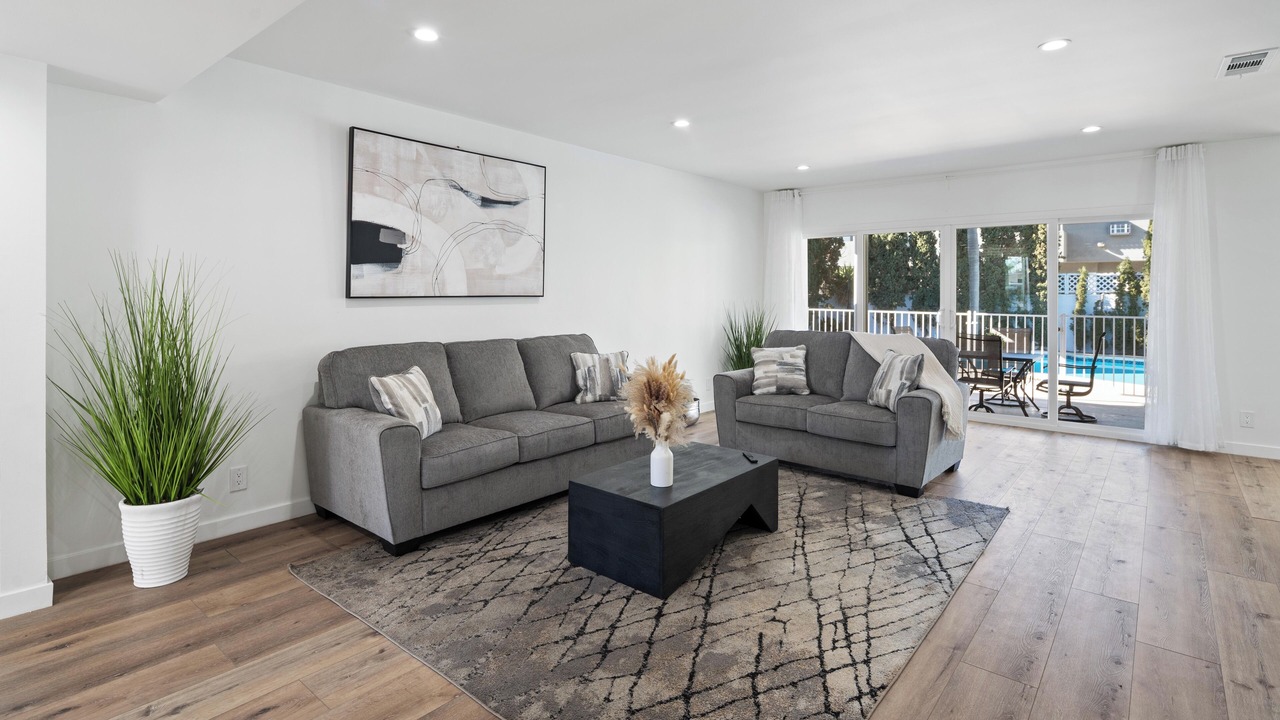 Photo of Livingroom in Valley Glen