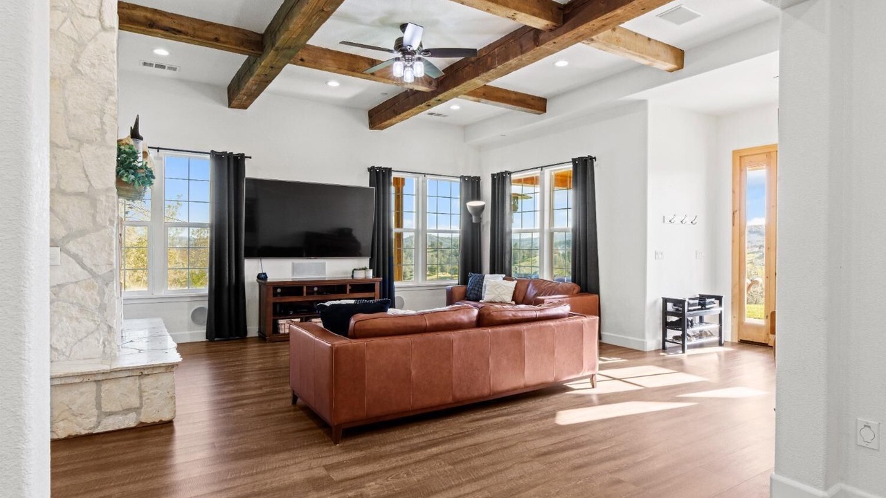 Photo of Livingroom in Jayhawk