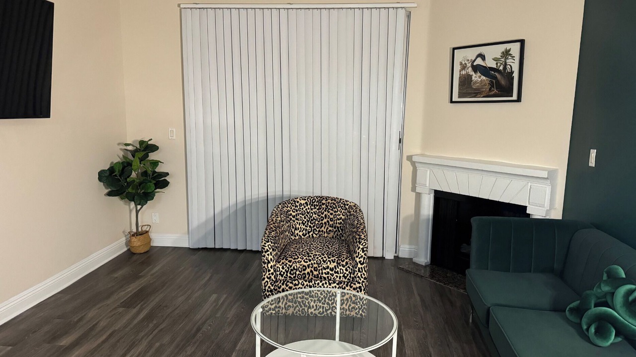 Photo of Livingroom in Miracle Mile