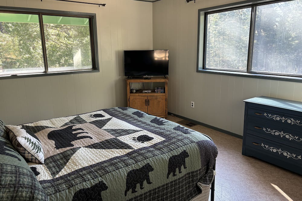 Photo of Bedroom in Weed