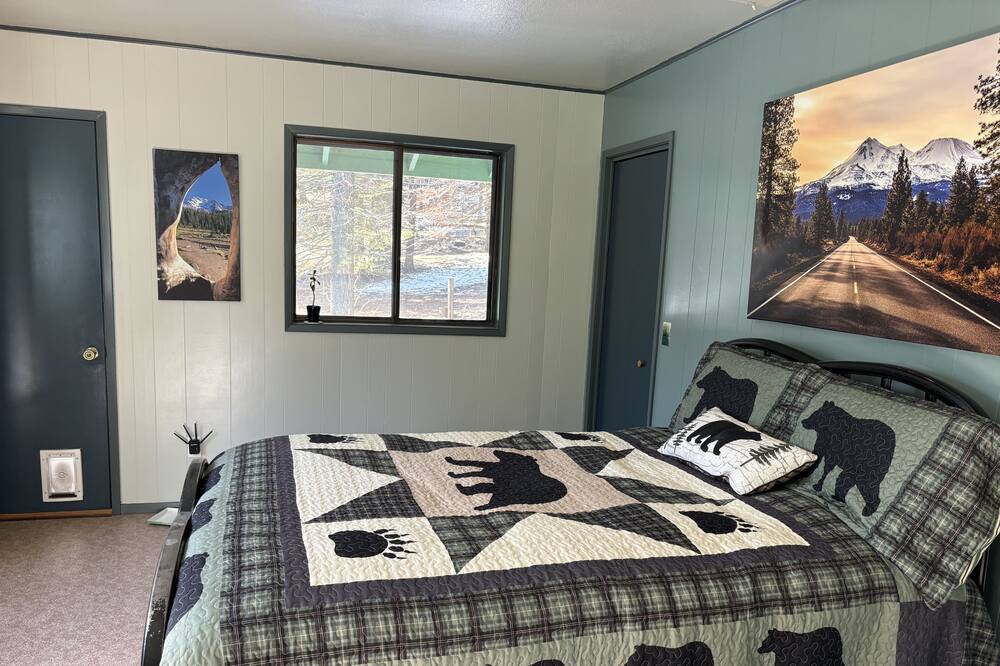 Photo of Bedroom in Weed