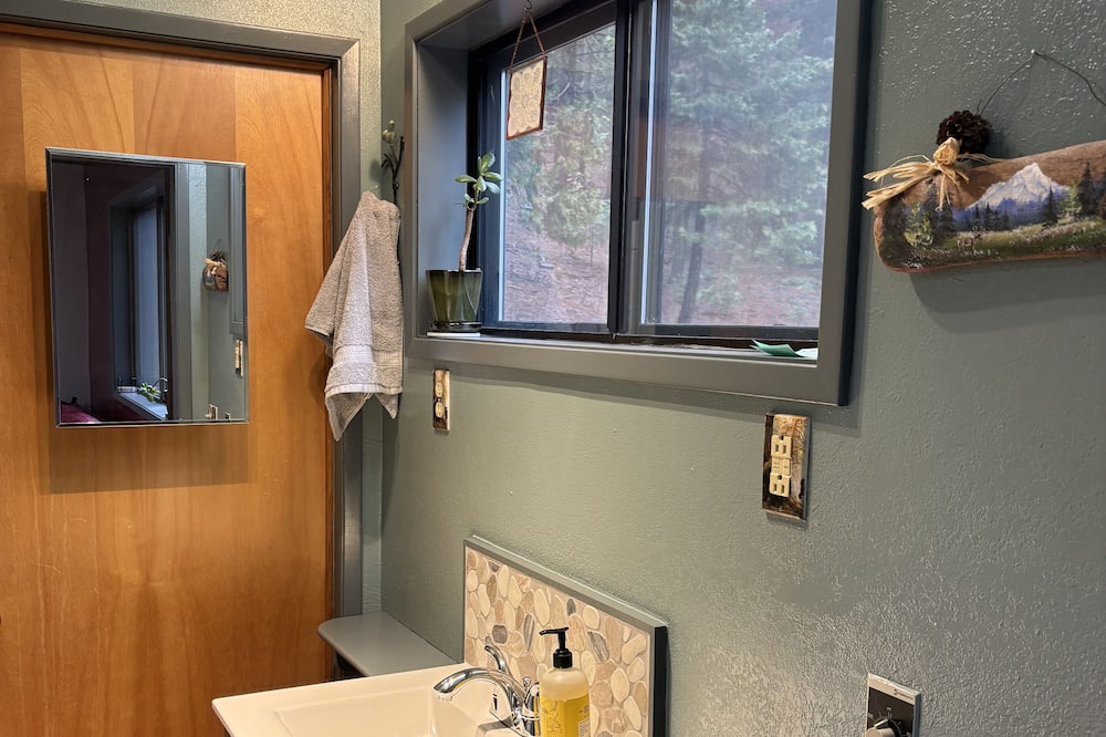 Photo of Bedroom in Weed