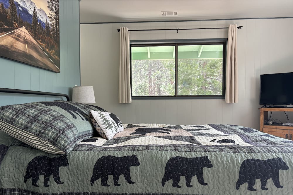 Photo of Bedroom in Weed