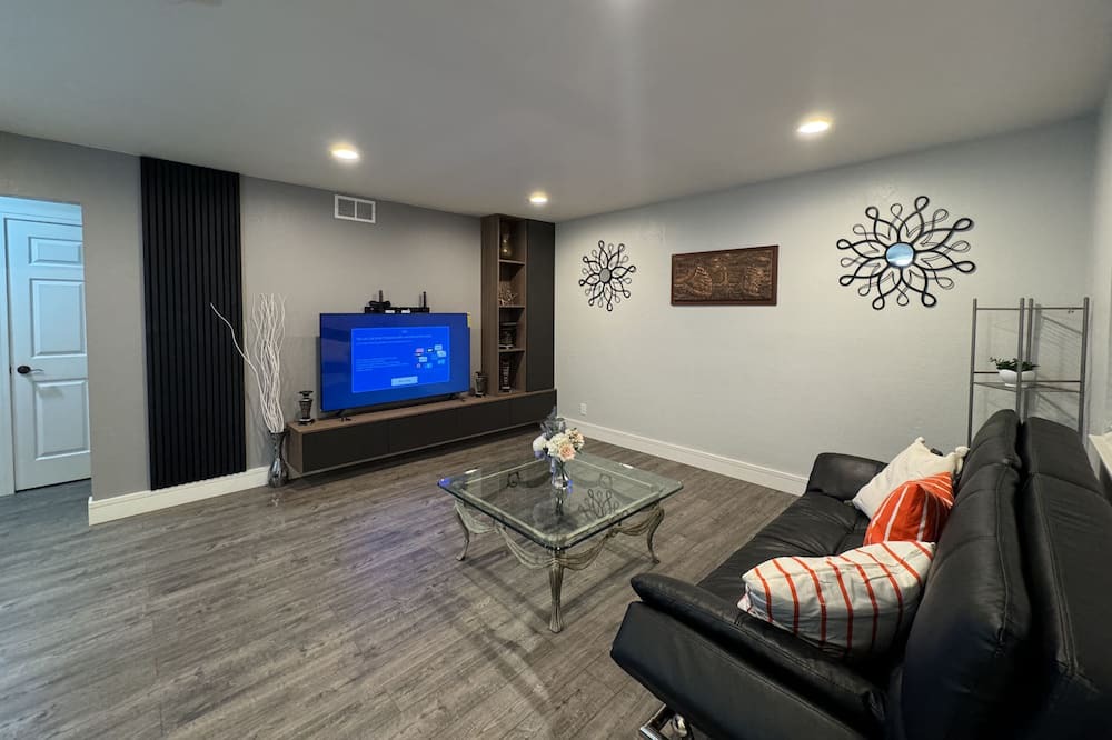 Photo of Livingroom in Cambrian