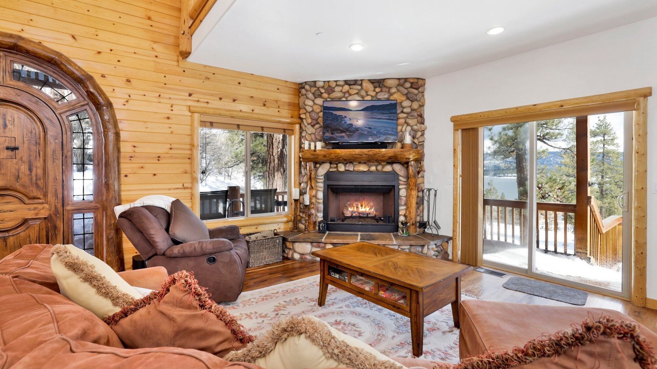 Photo of Livingroom in Fawnskin