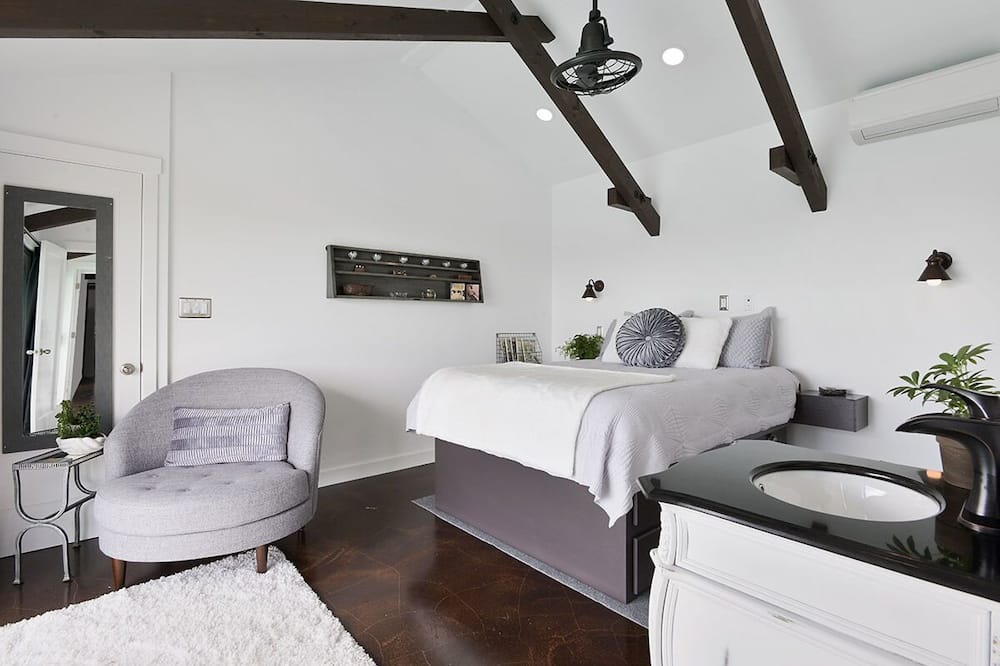 Photo of Bedroom in Emerald Hills
