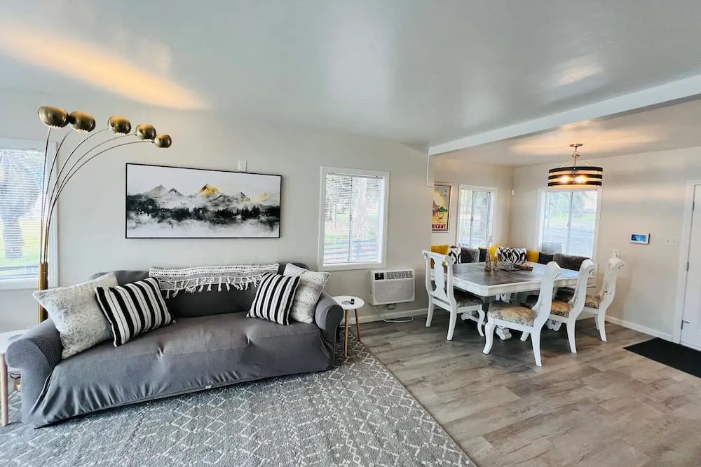 Photo of Livingroom in Lake Elsinore