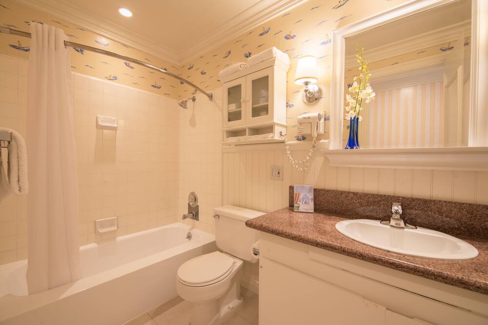 Photo of Bathroom in Balboa Peninsula