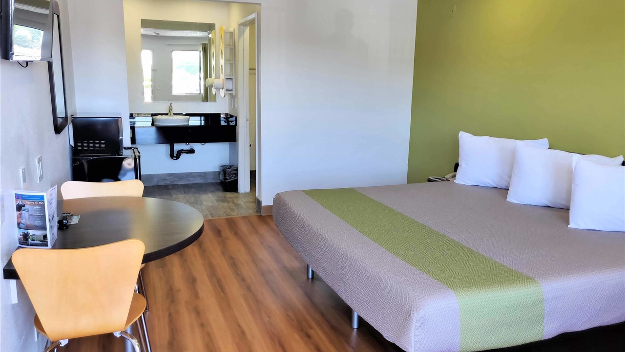 Photo of Bedroom in Raisin
