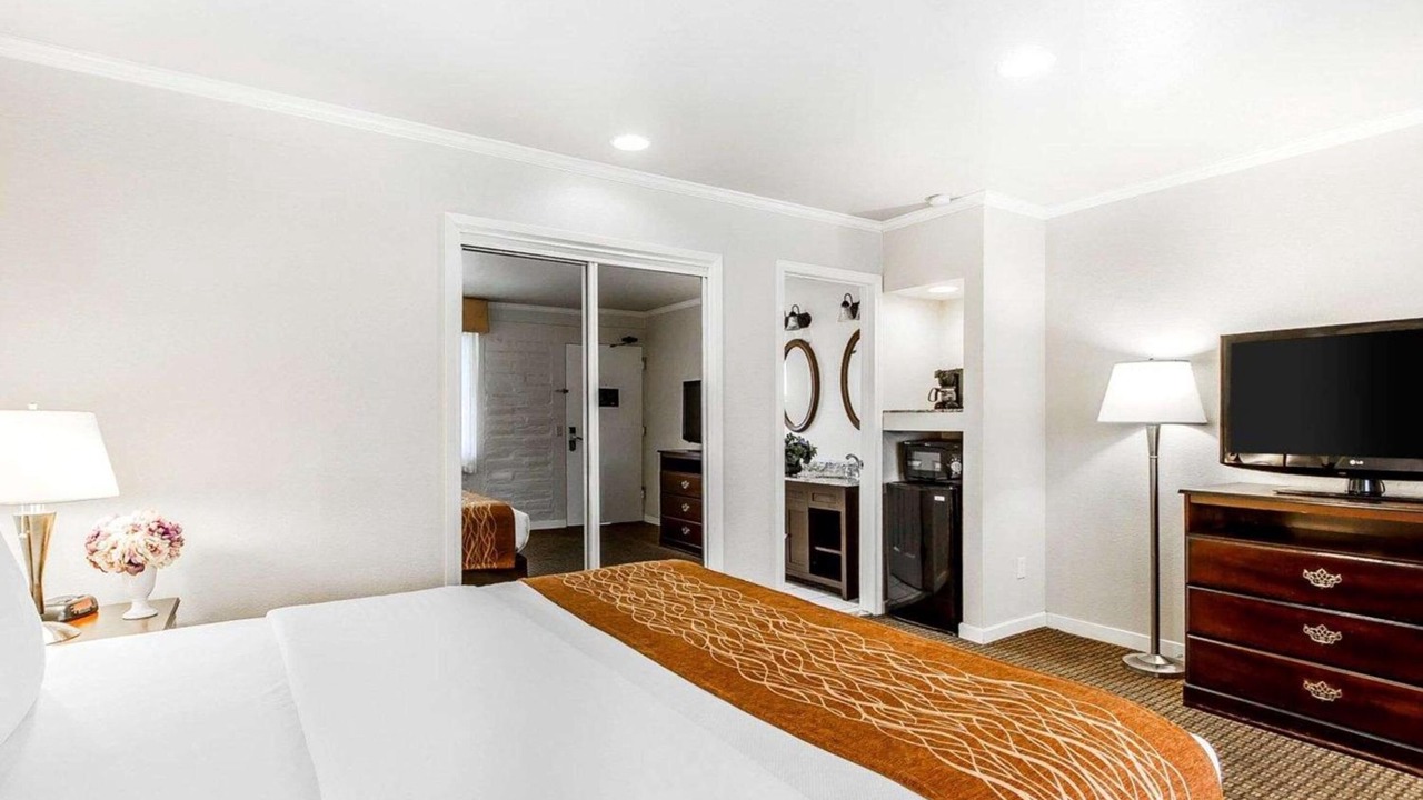 Photo of Bedroom in Munras Avenue