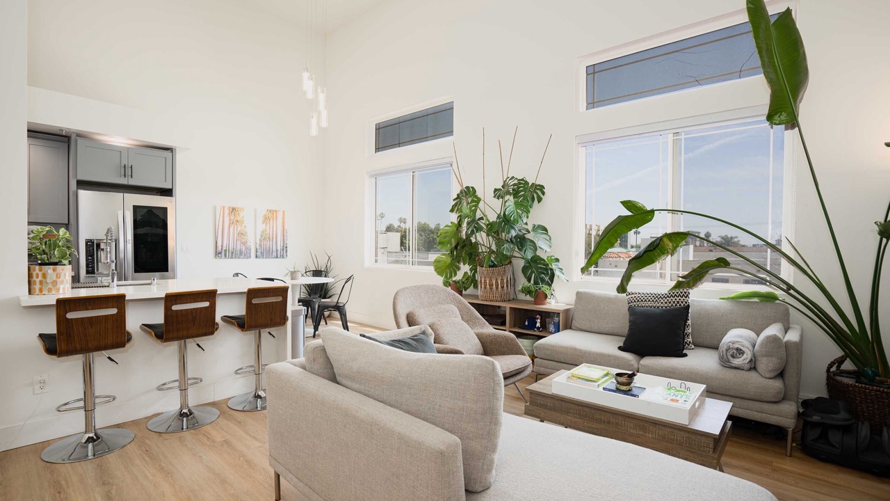 Photo of Livingroom in Pico-Union