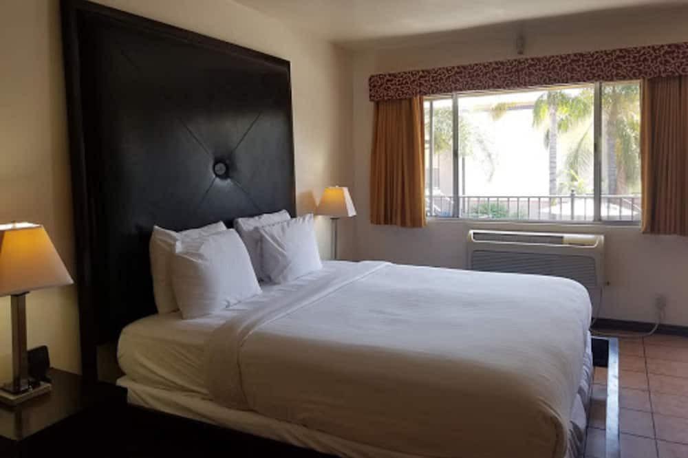 Photo of Bedroom in Pico-Union