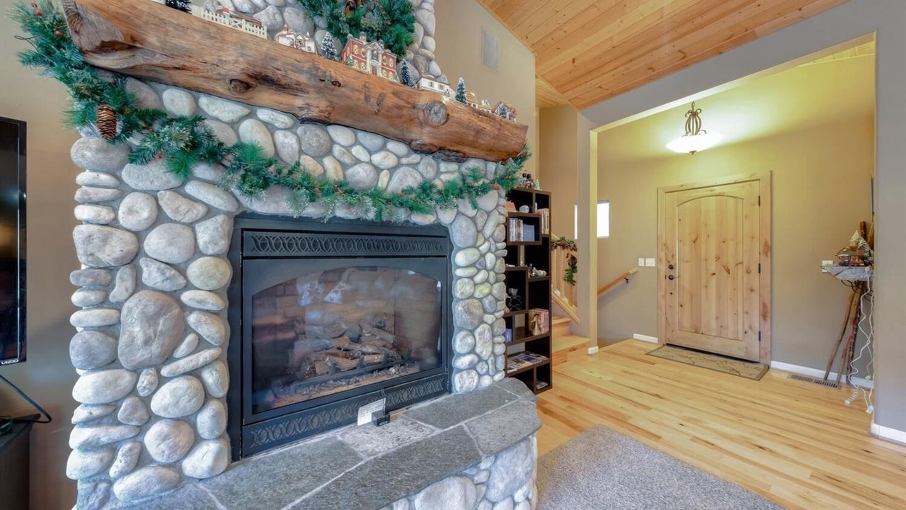 Photo of Livingroom in Yosemite Forks
