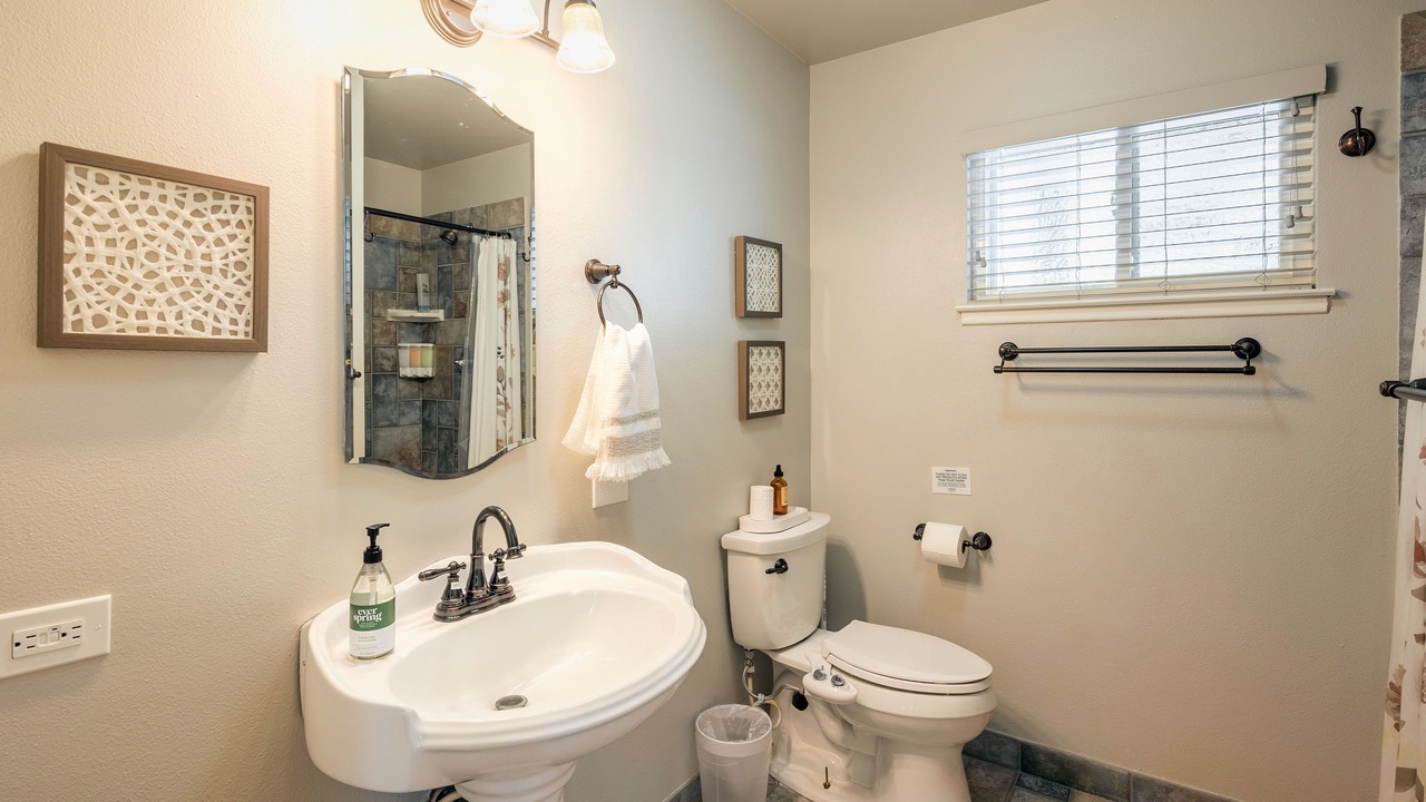 Photo of Bathroom in Raisin