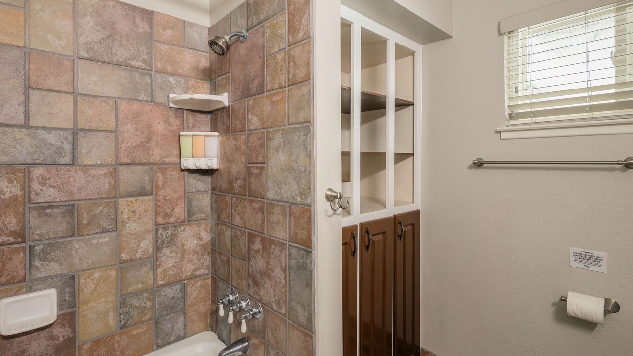 Photo of Bathroom in Raisin