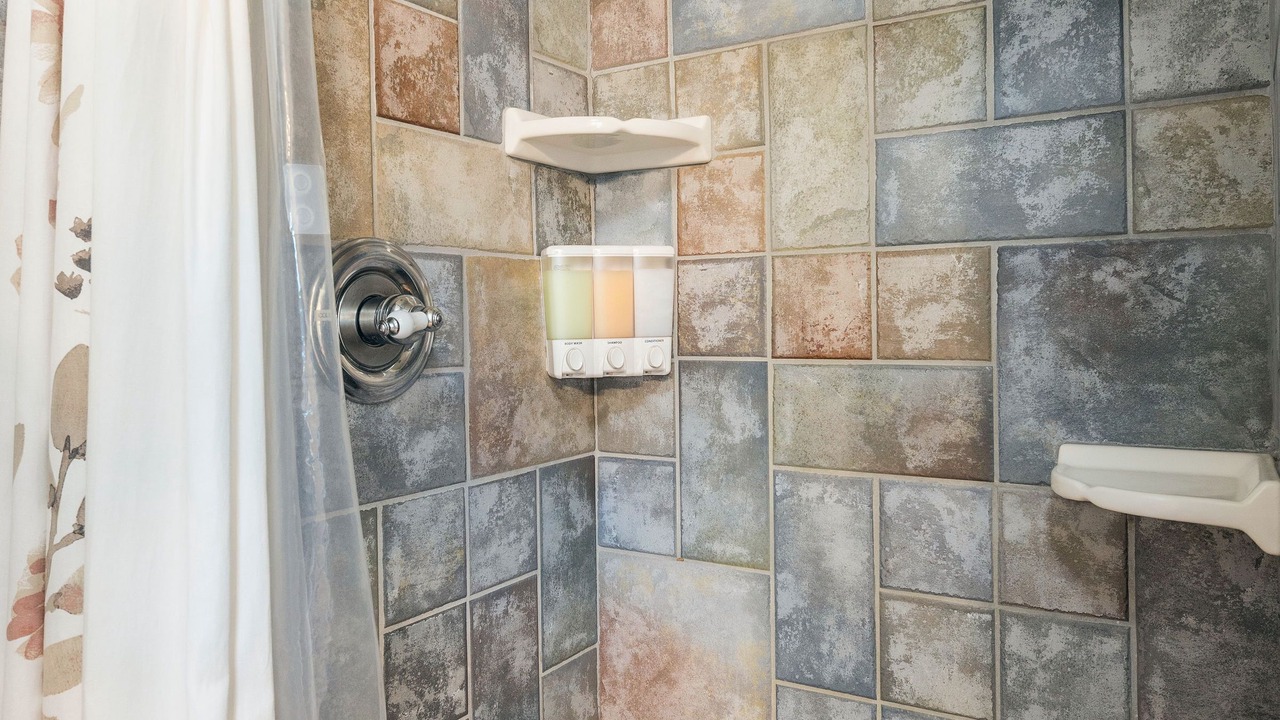 Photo of Bathroom in Raisin