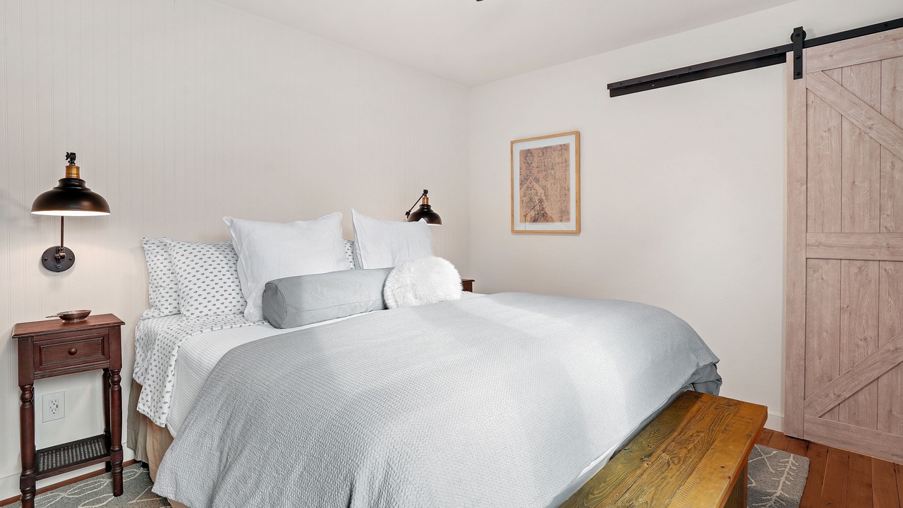 Photo of Bedroom in Meiners Oaks