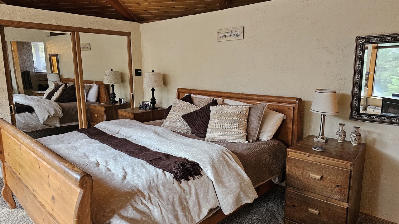 Photo of Bedroom in Weed