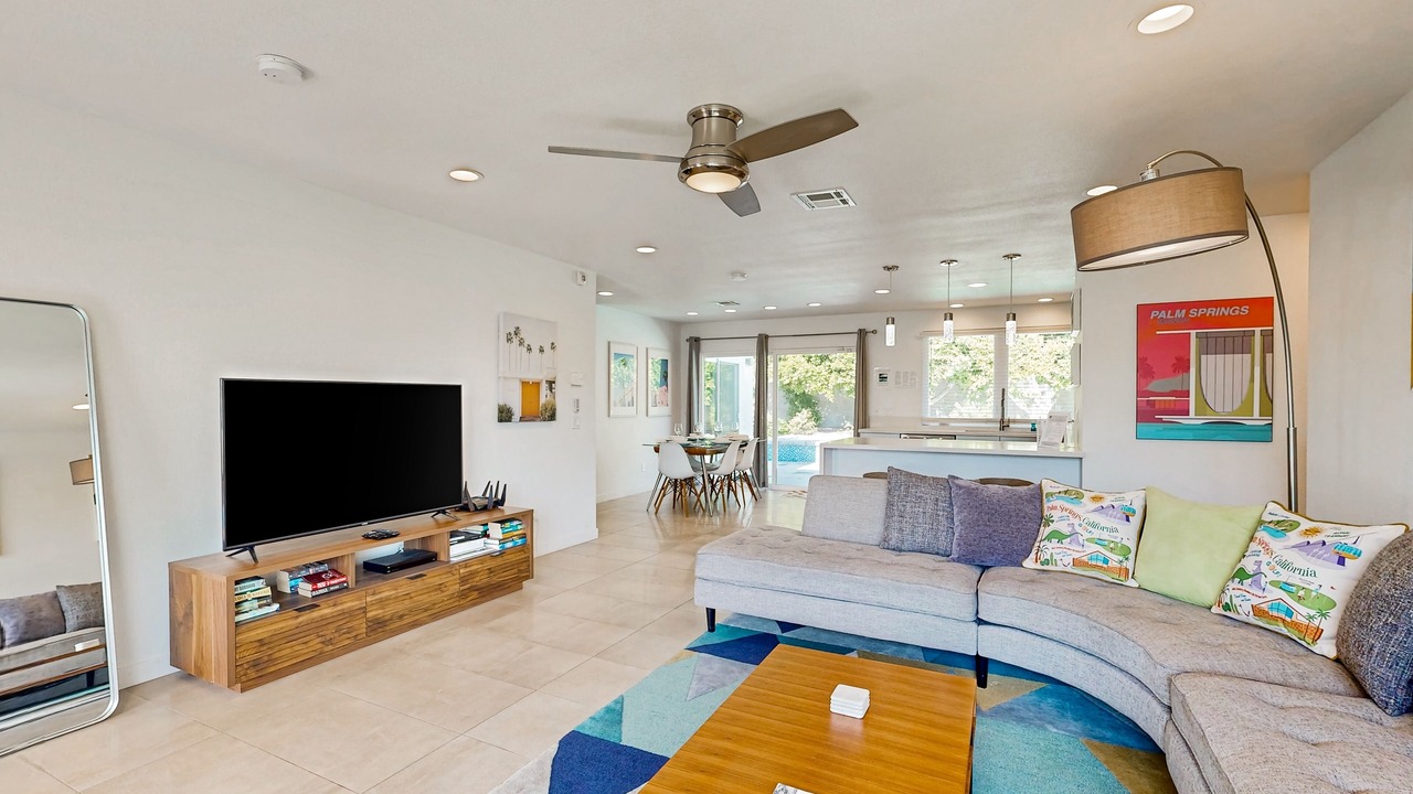 Photo of Livingroom in Racquet Club South