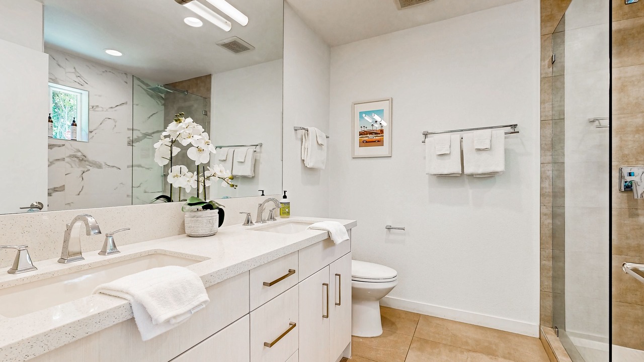 Photo of Bathroom in Racquet Club South