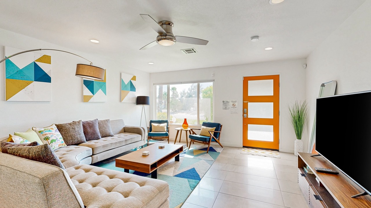 Photo of Livingroom in Racquet Club South