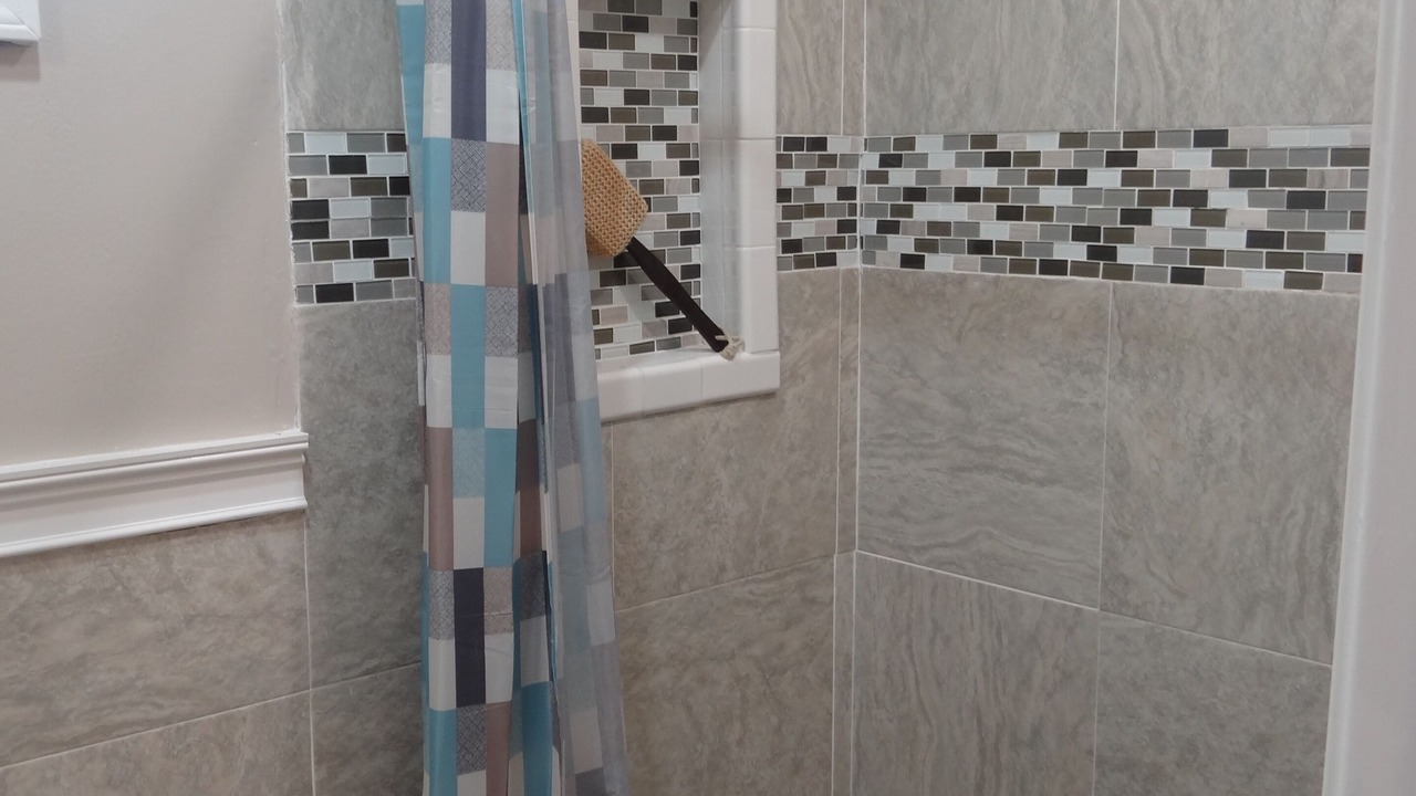 Photo of Bathroom in Tennyson - Alquire