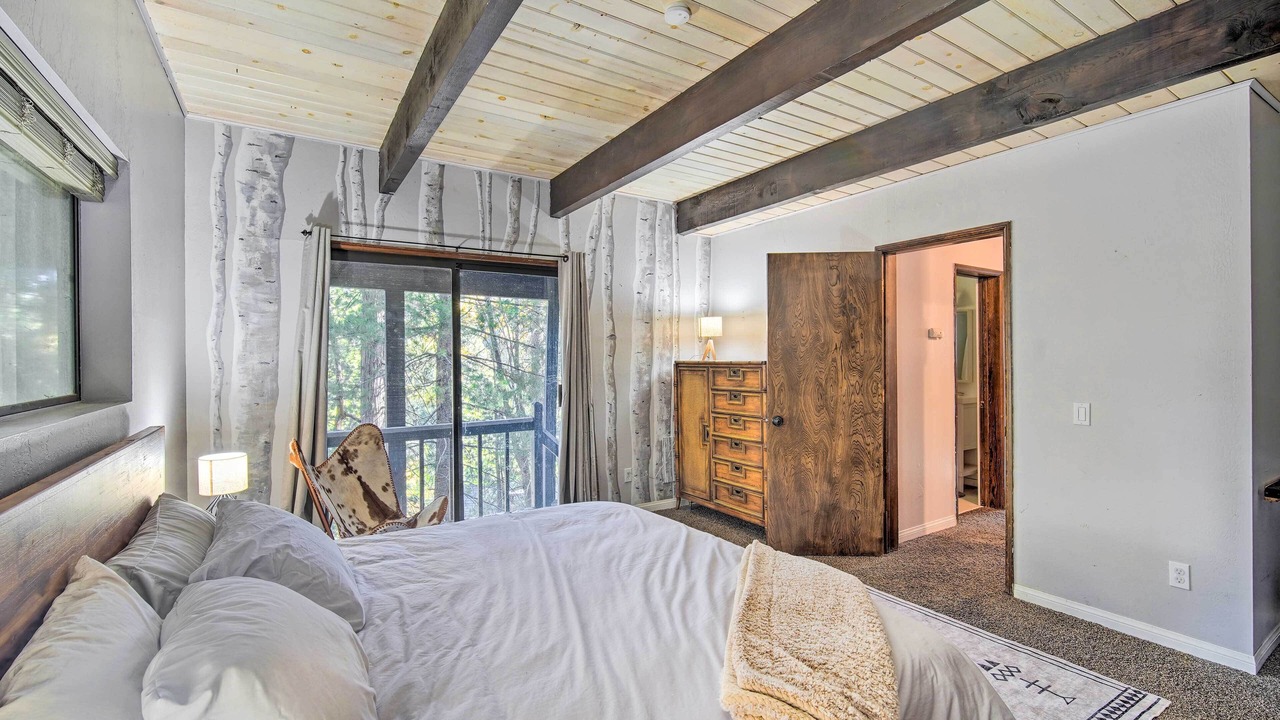 Photo of Bedroom in Twin Peaks