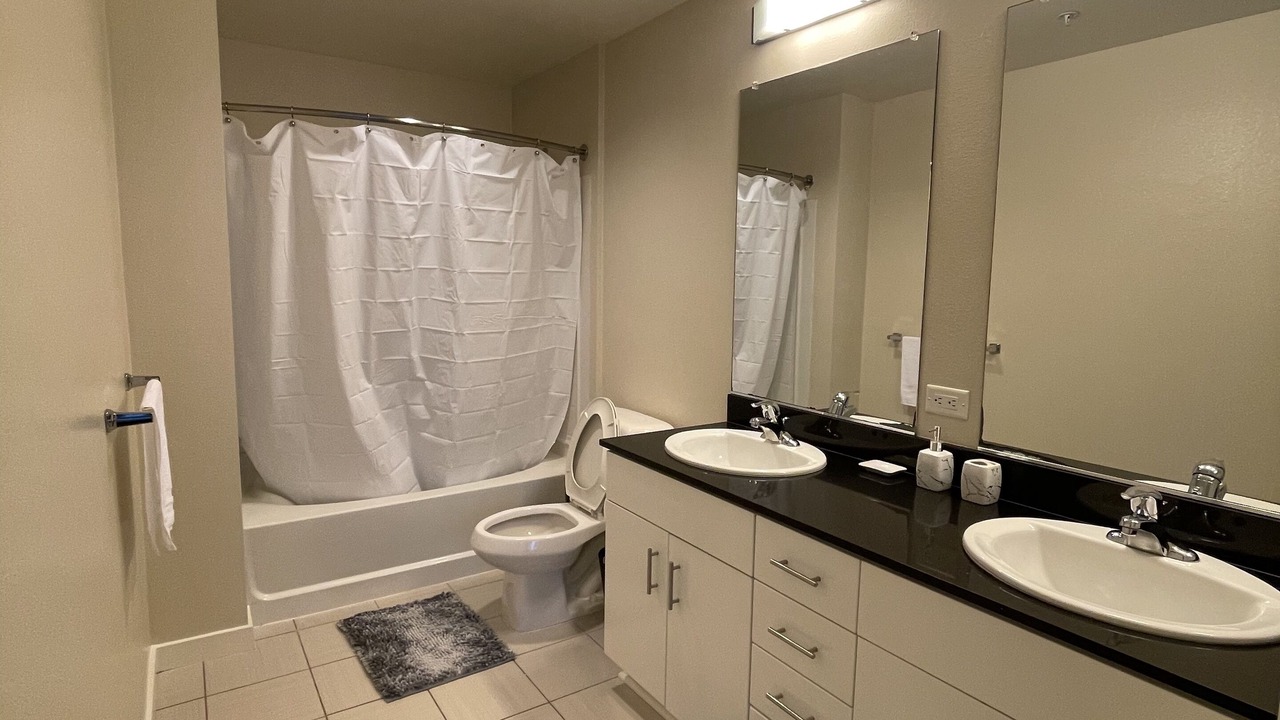 Photo of Bathroom in Mid-Wilshire
