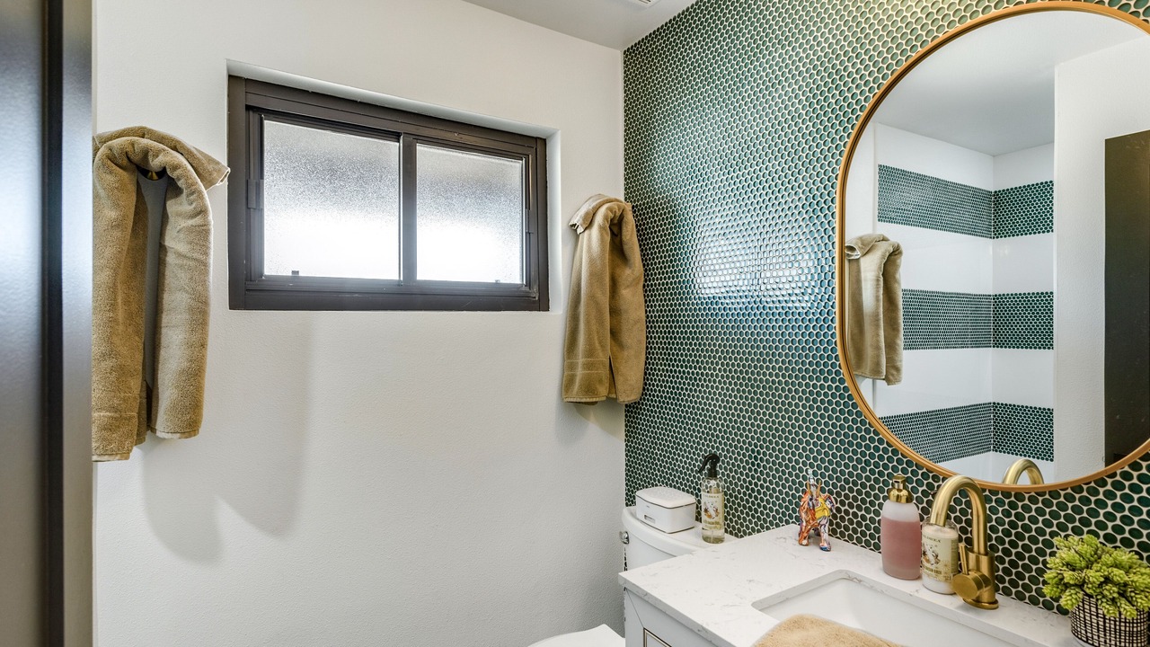 Photo of Bathroom in Racquet Club South