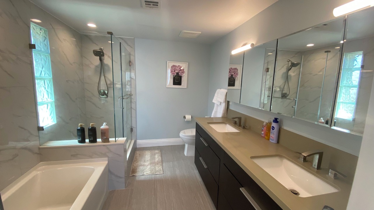 Photo of Bathroom in Wilshire Center
