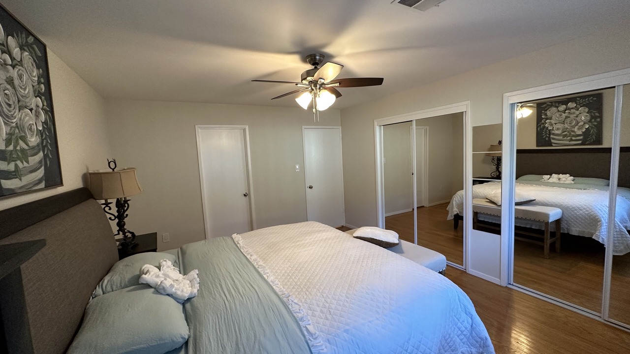 Photo of Bedroom in Linfield Oaks