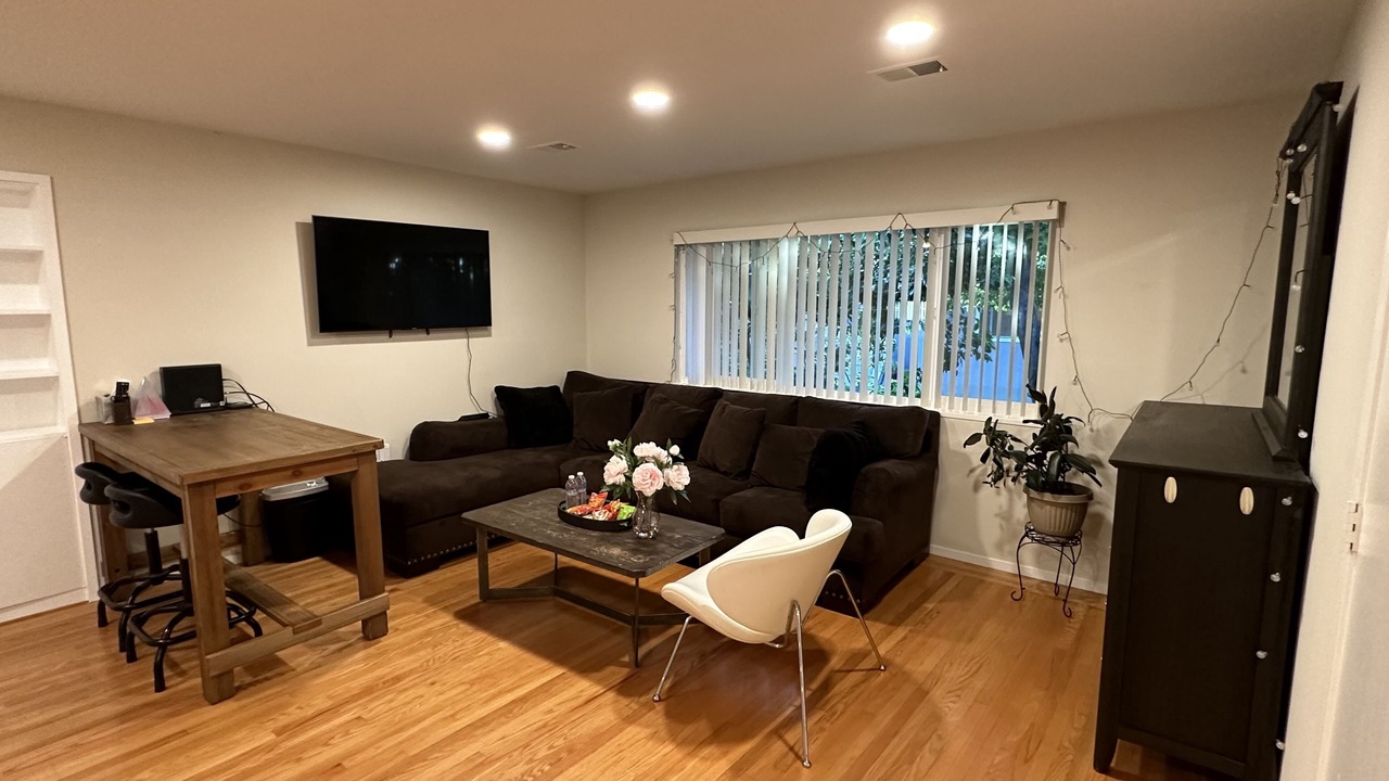 Photo of Livingroom in Linfield Oaks