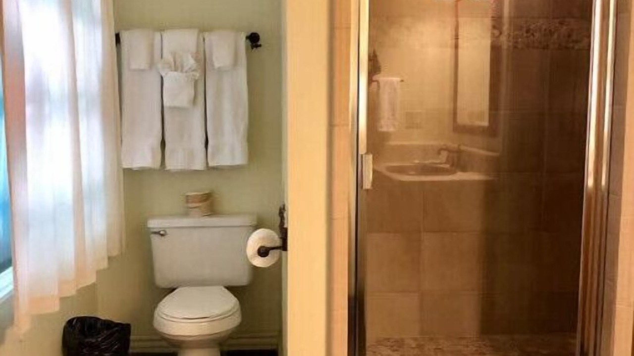 Photo of Bathroom in El Portal