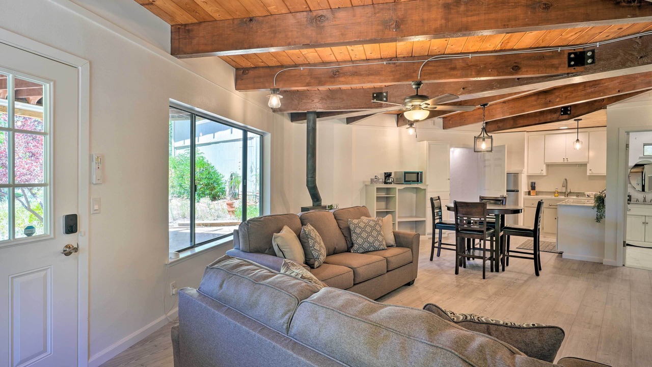 Photo of Livingroom in Apple Hill