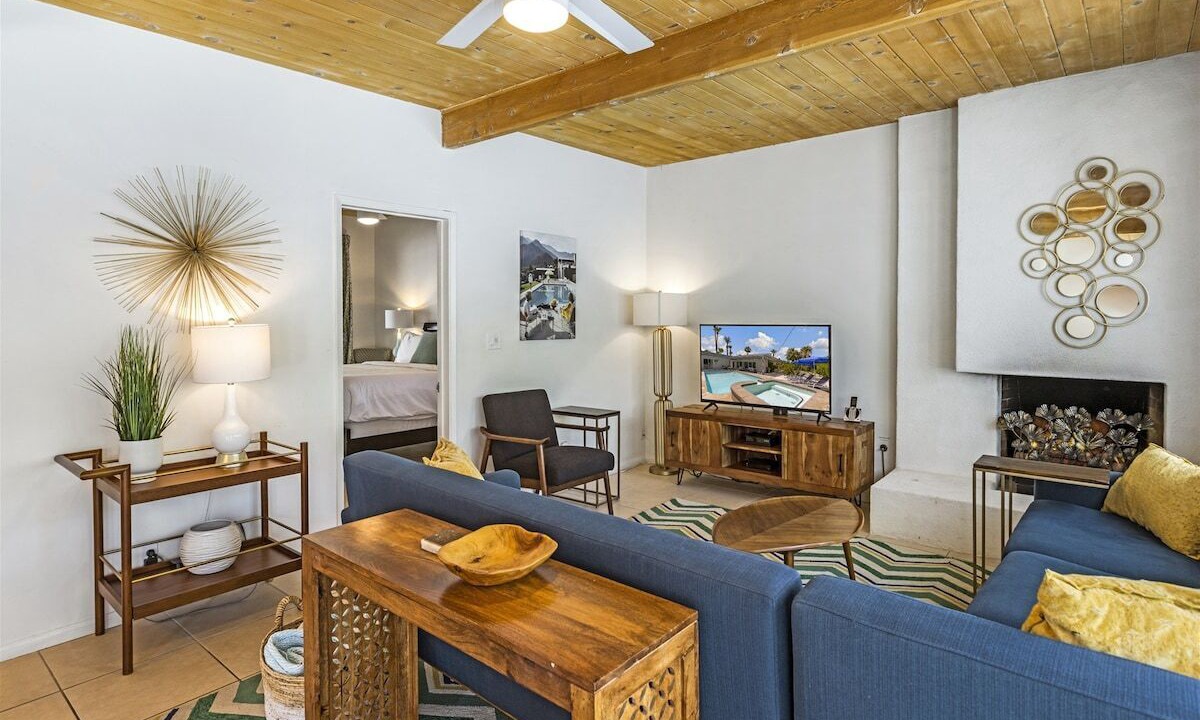 Photo of Livingroom in Racquet Club Estates