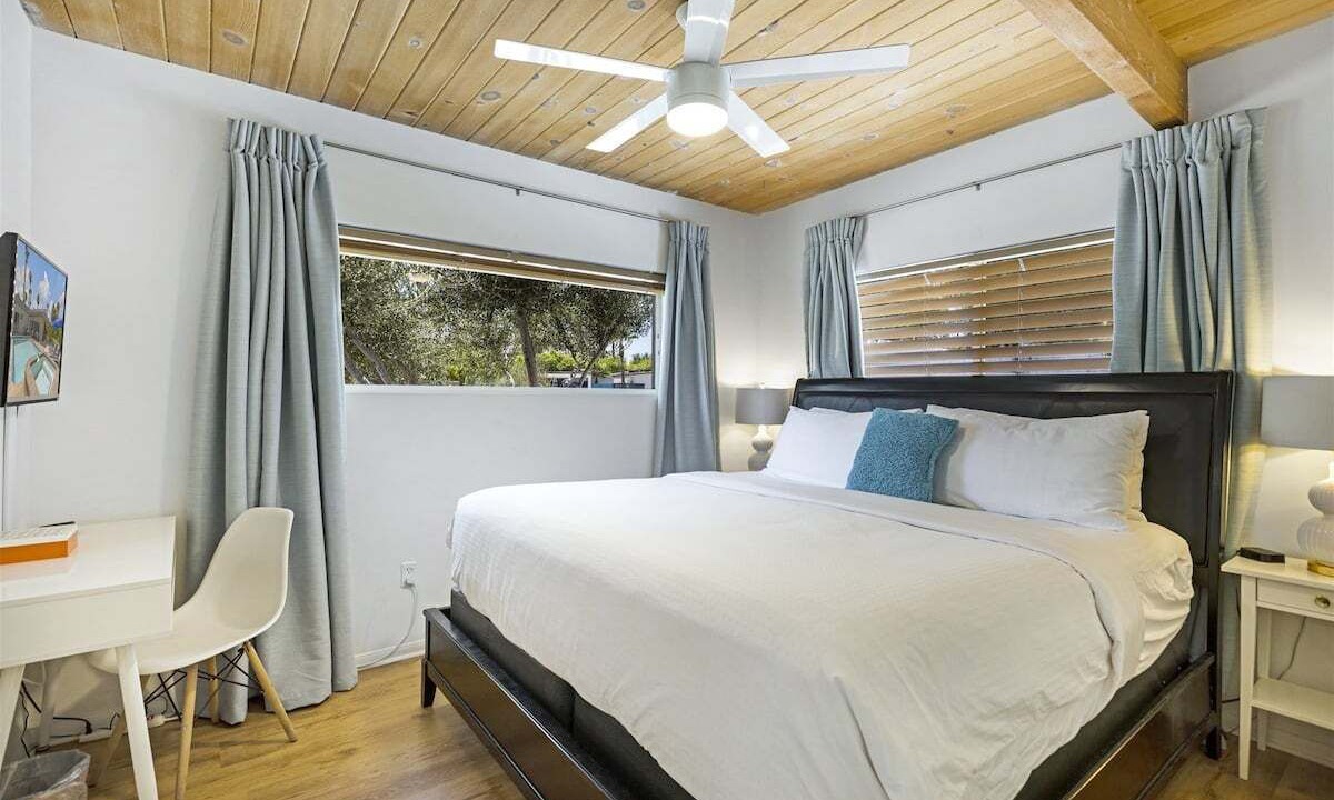 Photo of Bedroom in Racquet Club Estates